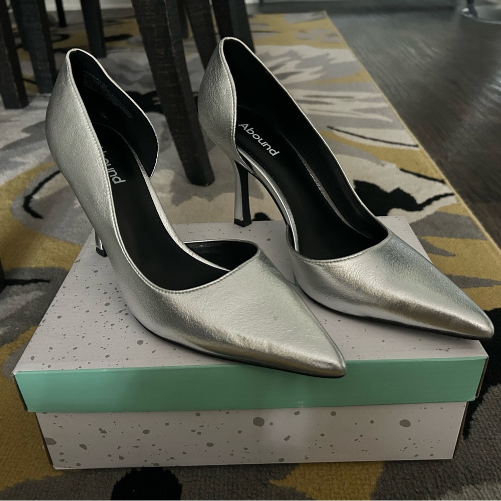 Women’s Silver Pumps